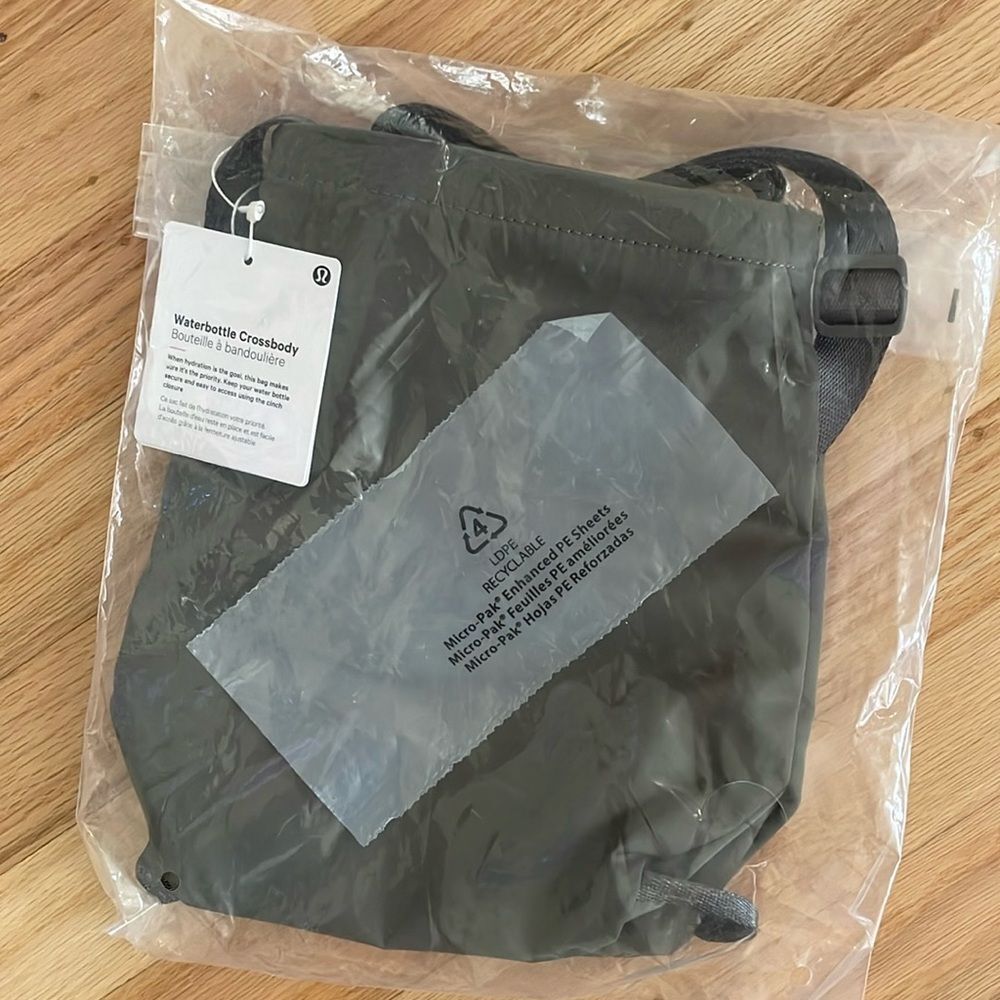 NWT LULULEMON WATERBOTTLE CROSSBODY BAG GREY SAIGE GREEN GREY PERFECT SOLD OUT